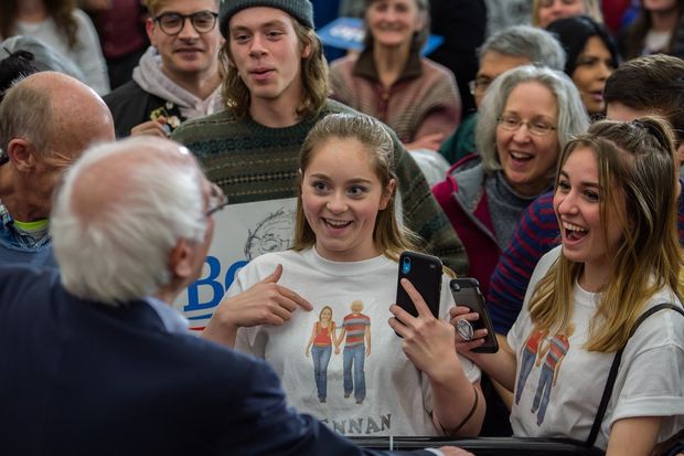 Bernie walaupun popular di Internet & di kalangan orang muda, tapi voter base dia terbatas kepada Blue States yang memang dah liberal dan progresif. Menang Blue States saja tak cukup untuk menang pemilihan presiden.