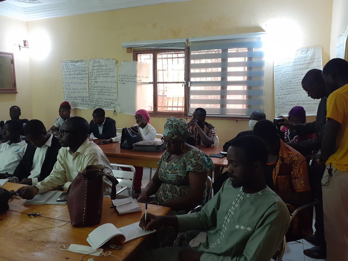 SouloB's tweet photo. C'est parti pour la formation de l'écriture web à l'attention des blogueurs de l'@AssoBloMali au siège de #MakCom 
#ABM 
Ps: @FideleGuindou  à la manette. https://t.co/JEbPx5KcRM