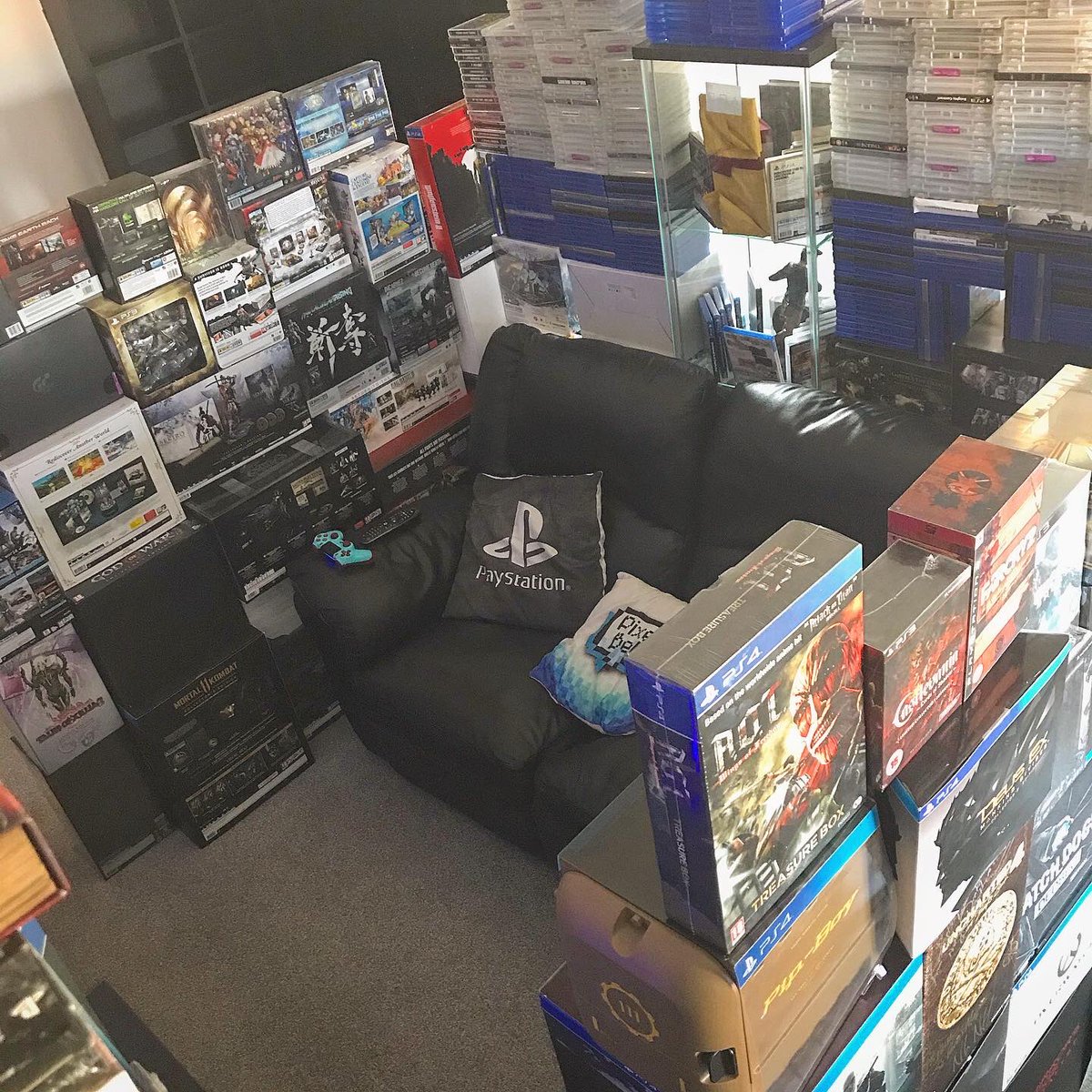 kjngaming's tweet photo. Playstation quarantine fort 😍 https://t.co/M6QQam35DU