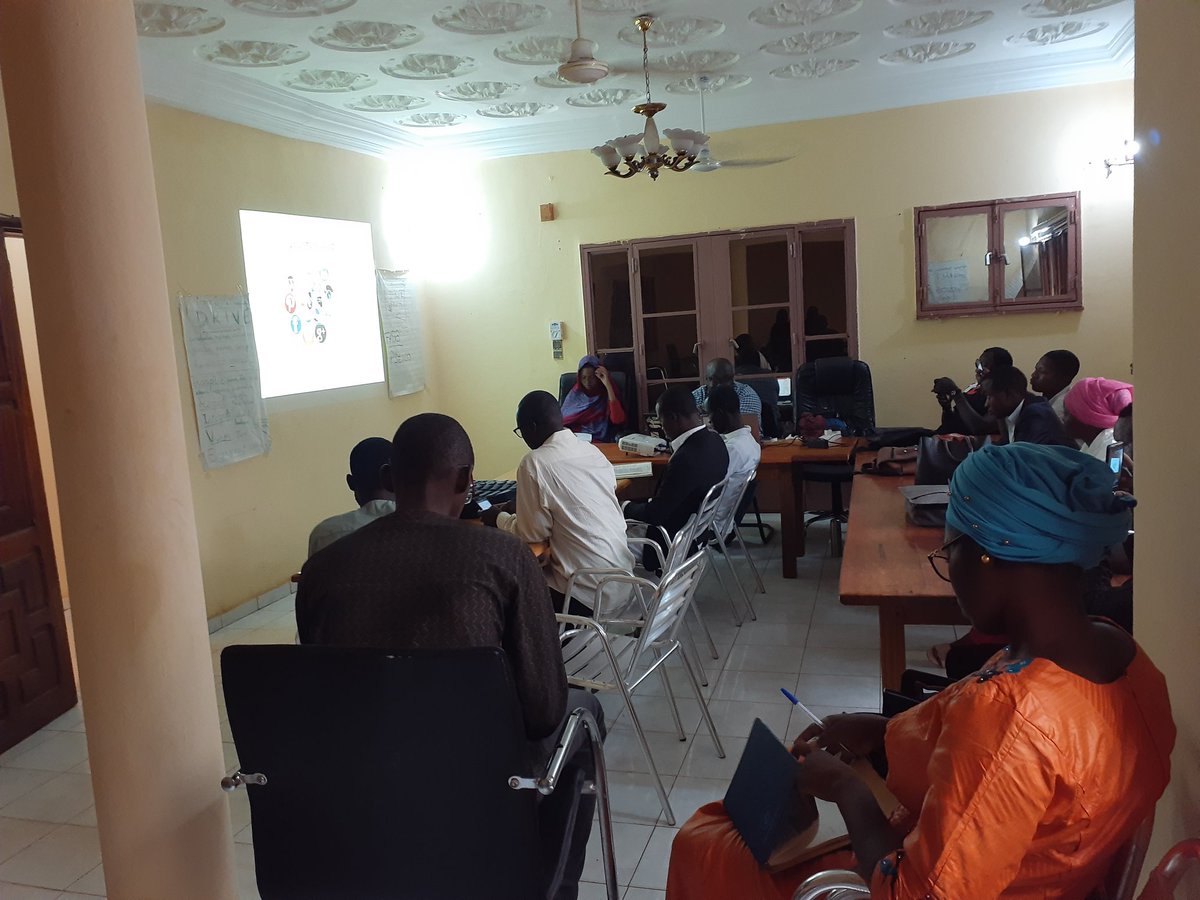 SouloB's tweet photo. C'est parti pour la formation de l'écriture web à l'attention des blogueurs de l'@AssoBloMali au siège de #MakCom 
#ABM 
Ps: @FideleGuindou  à la manette. https://t.co/JEbPx5KcRM