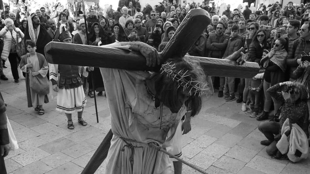 miss_vivi_'s tweet photo. Processione dei Misteri di Marsala
Giovedì Santo
Una tradizione curata dalla  Confraternita di Sant'Anna e amata dal popolo fin dal XVII secolo
Quest'anno è la grande assente.

#BiancoENero a #CasaLettori
@CasaLettori
#9aprile #giovedisanto
#processionedeimisteri https://t.co/LVzmEp7ZLP