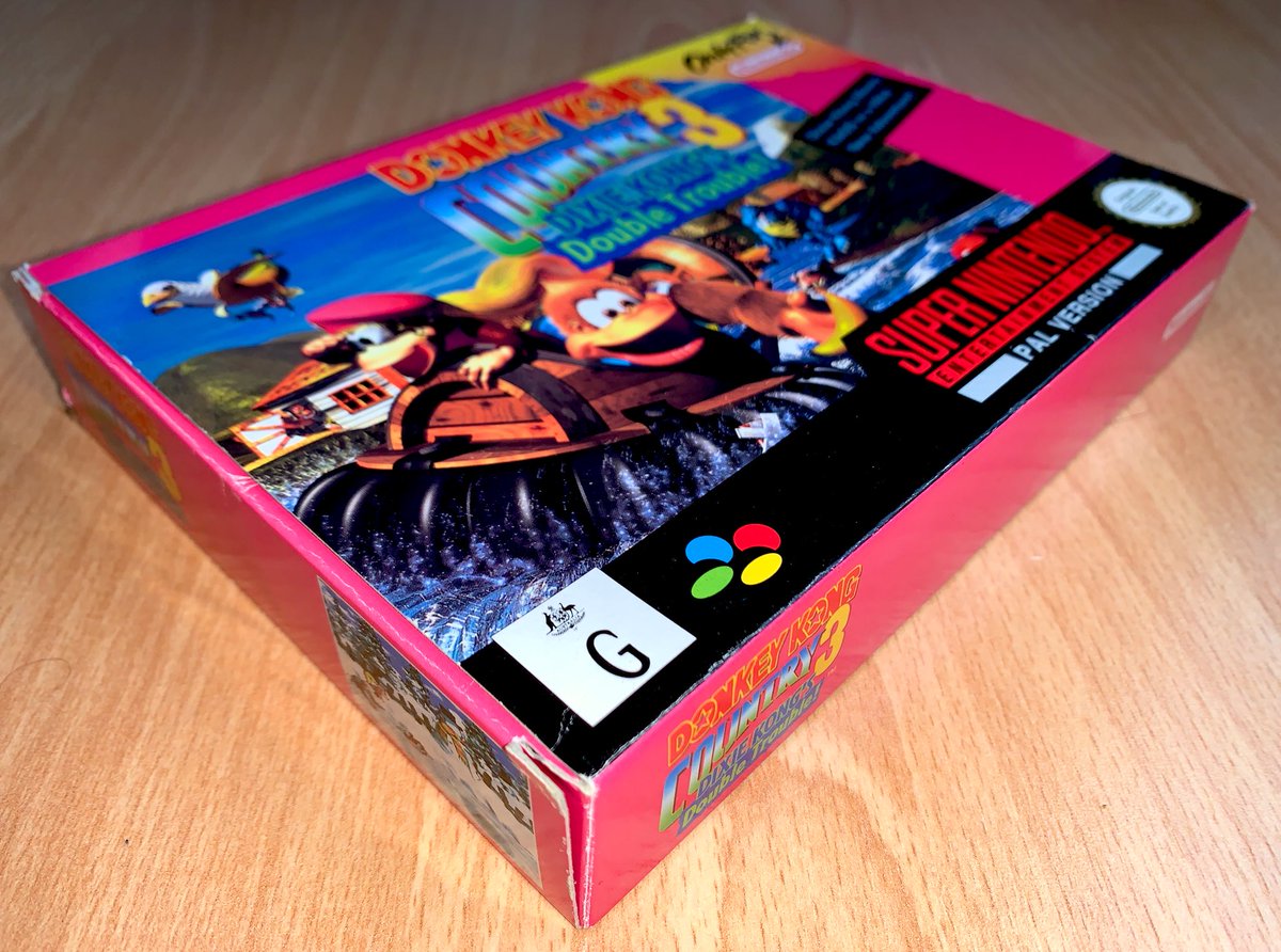 Donkey Kong Country 3: Dixie Kong's Double Trouble! (SNES, 1996)  Cette édition australienne (donc PAL) est la seule occidentale à avoir un contour coloré (rose ! ) sur sa boîte, là où celui-ci était devenu noir sur les boîtes PAL en fin de vie de la SNES (façon boîtes US).