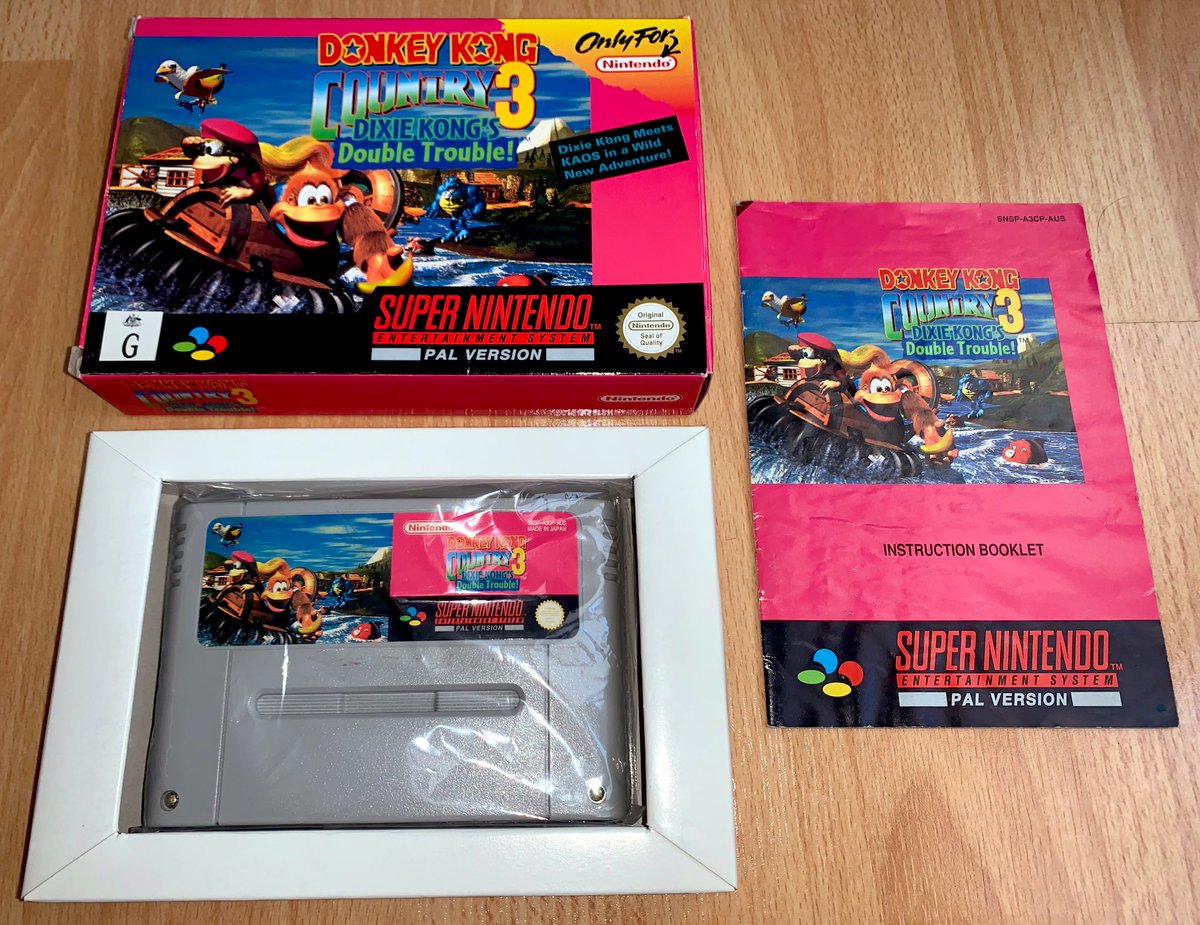 Donkey Kong Country 3: Dixie Kong's Double Trouble! (SNES, 1996)  Cette édition australienne (donc PAL) est la seule occidentale à avoir un contour coloré (rose ! ) sur sa boîte, là où celui-ci était devenu noir sur les boîtes PAL en fin de vie de la SNES (façon boîtes US).