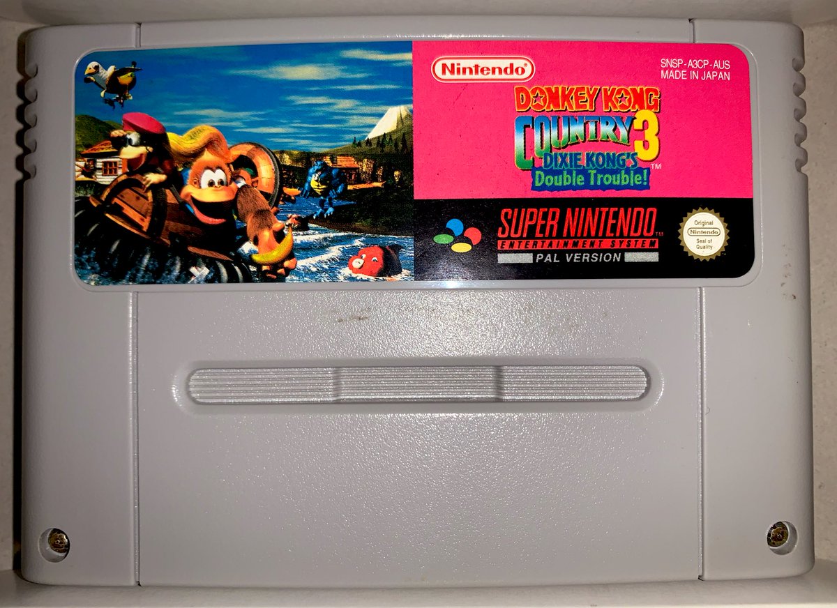 Donkey Kong Country 3: Dixie Kong's Double Trouble! (SNES, 1996)  Cette édition australienne (donc PAL) est la seule occidentale à avoir un contour coloré (rose ! ) sur sa boîte, là où celui-ci était devenu noir sur les boîtes PAL en fin de vie de la SNES (façon boîtes US).