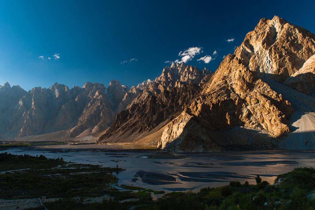 Now Skardu in the northSkardu is a city in Gilgit-Baltistan region of Pakistan.Skardu is located at the confluence of the Indus and Shigar Rivers at a elevation of nearly 2,500mSkardu serve as a important gateway to the eight-thousanders of the nearby Karakoram Mountain range