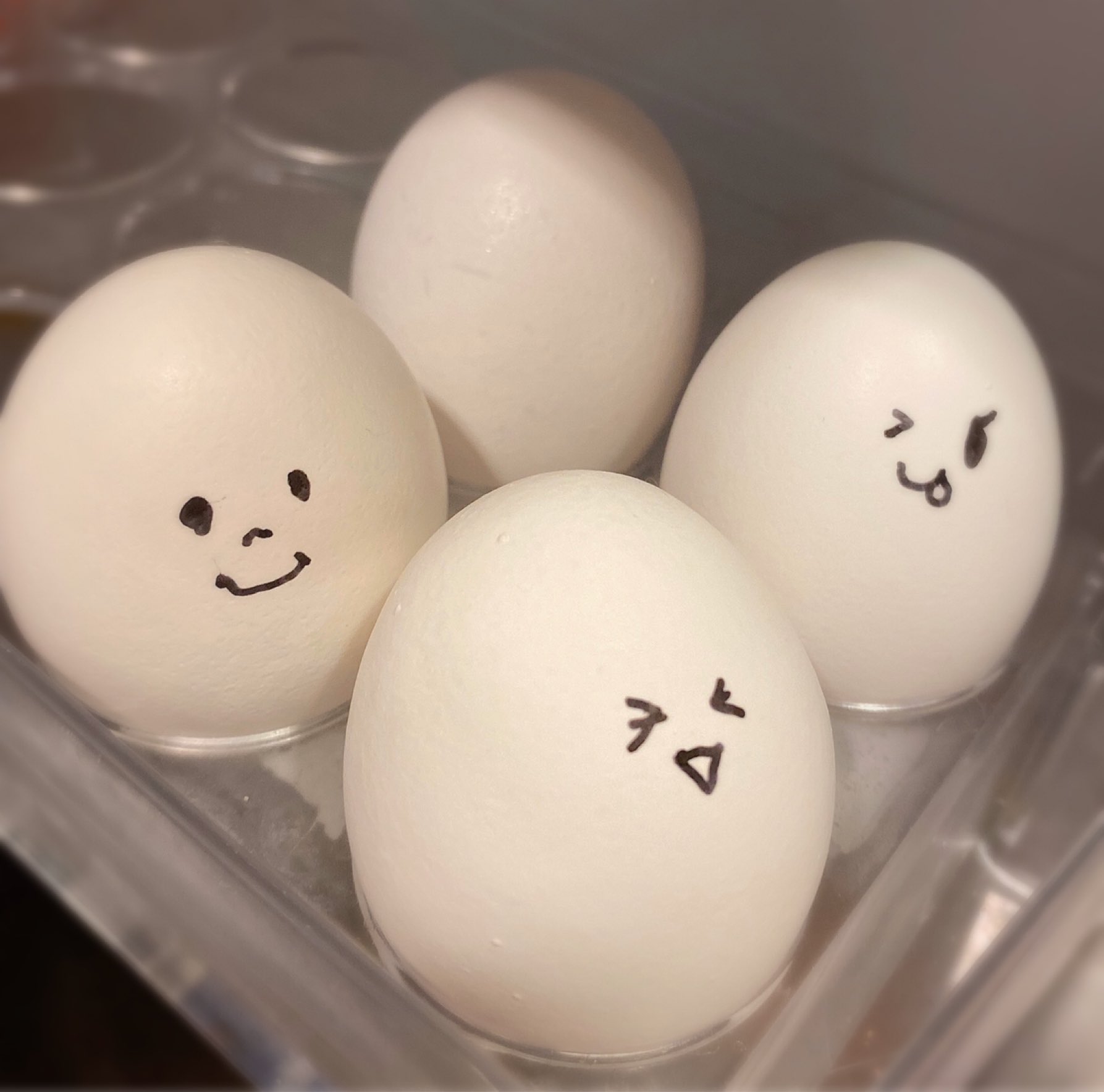 تويتر 寺崎裕香 على تويتر ゆで卵と生卵分けるために 顔書いた なんか可愛い 食べられない 笑 T Co 1qjterwrr4