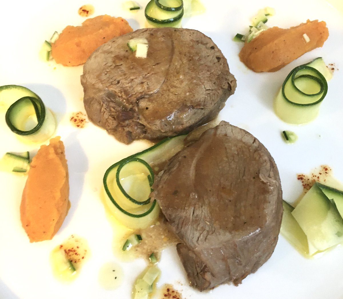 Bestel je afhaalmenu voor zaterdag 11 april!
Krabsalade met gerookte zalm
Lamsbout met wortel, courgette en rozemarijn-aardappels
Peren tartelette
Een vegetarisch menu is uiteraard ook mogelijk! 
3 gangen € 35
06-10130846 of martine@avalonwijnenspijs.nl
