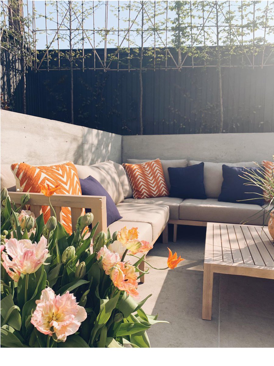 Delighted with this sunken seating area built by the fantastic team at <a href="/BurnhamLandscap/">Burnham Landscaping</a>. Gorgeous combo of poured concrete, porcelain and tongue and groove fencing 🙌🏻
