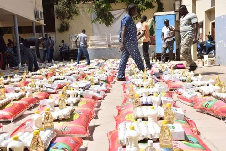SAVE_DAKAR's tweet photo. DAKAR- SENEGAL 🇸🇳
🔵Communiqué Barthelemey Dias Maire de la commune de Mermoz SacréCoeur. 
''La distribution des denrées alimentaires a débuté pour baobabs (à la mairie) et pour amitié 3 (école nafissatou niane). Jeudi 9 avril ,débutera la distribution au niveau de karack. 👇👇👇 https://t.co/XGPLevYLld