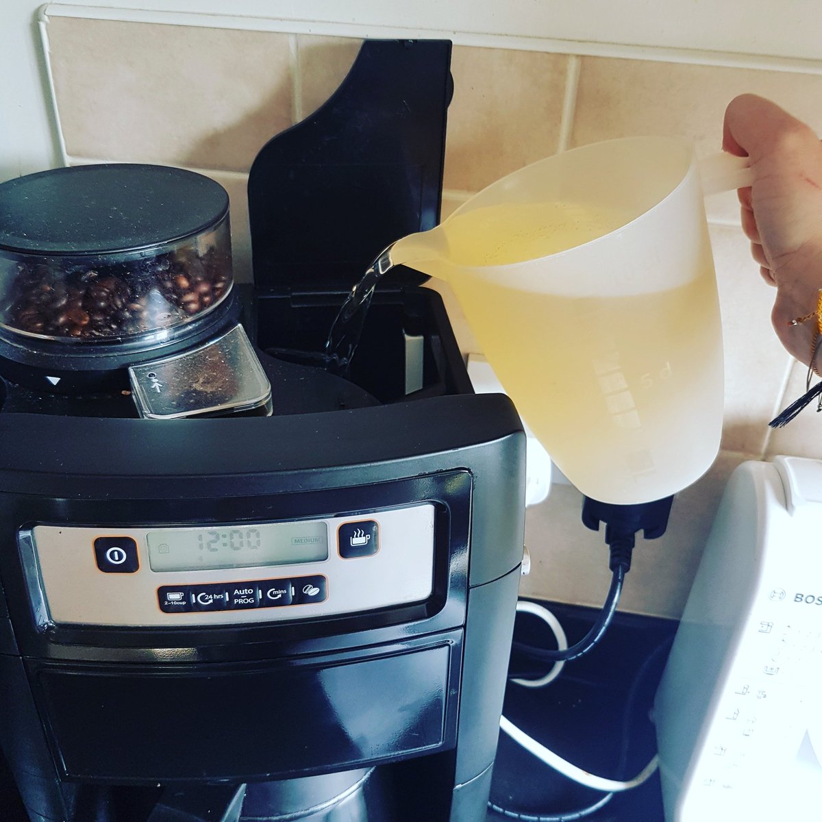 #descaling your #coffeemachine #naturally with 0.5l of water and 0.5l of white vinegar.
#veganauthor #naturalcleaning #cleaningtips #vegancleaning