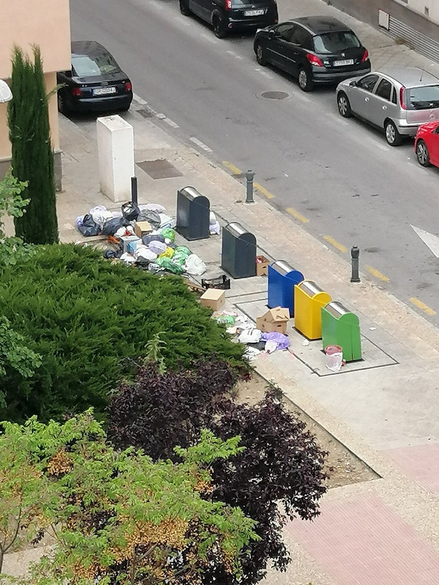 Ceoazul's tweet photo. Partimos de que hay gente muy guarra y desconsiderada en el Zaidin, pero esto lleva así desde el martes @Granada_Limpia https://t.co/KVMzsdE593