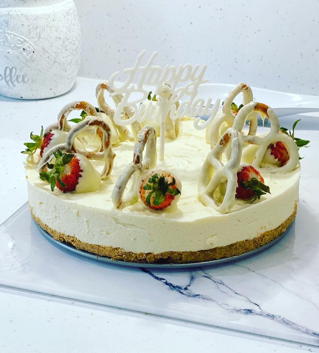 When your lovely friends birthday cheesecake gets cancelled - Ill make one, can’t be going with out #WhiteChocolateEverything 😝🙌🏼👌🏼