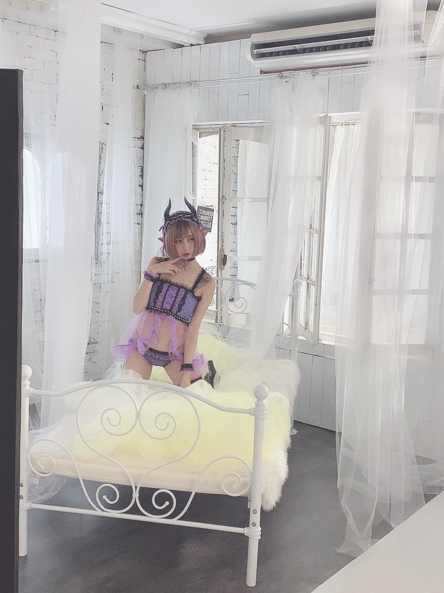 hinokio_q's tweet photo. 【告知】4/13発売の雑誌 #ELFyvol6 に掲載されます💓
ひのきおのことが丸わかりな自己紹介企画もあるので、是非読んでみてください🦇

▼予約はこちら
https://t.co/tOkv3Y3fBo

撮影中のオフショットとともに📸
#拡散希望 #コスプレ #cosplay https://t.co/y6k8pNfV4r