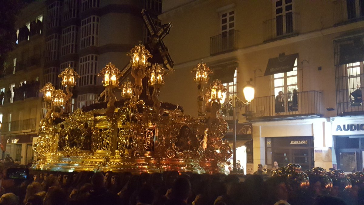 PerchelCofrade's tweet photo. Por último el Nazareno del Paso nos bendecirá mientras la Esperanza, más necesaria hoy que nunca, nos ilumina con fuerza @pasoyesperanza #CofradiasMLG https://t.co/lBWif1RpY0