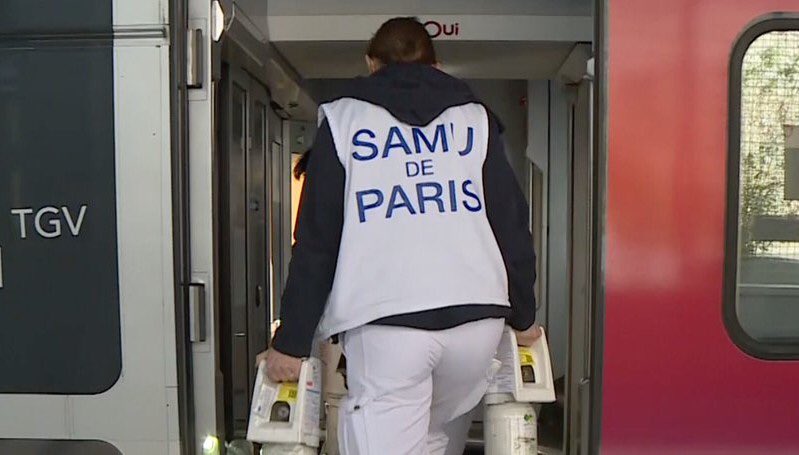 Deux nouveaux #TGV médicalisés en préparation dans notre Technicentre, pour un transfert demain de patients #Covid_19 entre Paris Austerlitz et  Poitiers Futuroscope/Angoulême et le second vers Bordeaux. 
La solidarité territoriale et l’expertise conjuguées. 
#TousMobilisés 🙏🏻