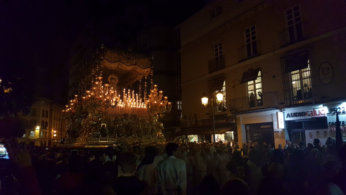 PerchelCofrade's tweet photo. Por último el Nazareno del Paso nos bendecirá mientras la Esperanza, más necesaria hoy que nunca, nos ilumina con fuerza @pasoyesperanza #CofradiasMLG https://t.co/lBWif1RpY0