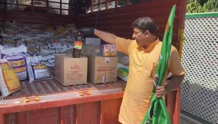 BJP4Delhi's tweet photo. प्रदेश अध्यक्ष श्री @ManojTiwariMP के नेतृत्व में सेवा परमो धर्म के भाव के साथ प्रत्येक भाजपा कार्यकर्ता रोजमर्रा की जिंदगी में लोगों को कोई असुविधा ना हो इसके लिए निरंतर प्रयास कर रहा है। #FeedTheNeedy https://t.co/WY7oPVeyxu