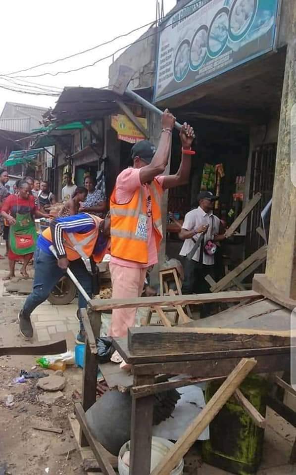 wavechristian's tweet photo. See people sweat for ground 😭 You expect make trader come out come arrange market, sell, and even park to go house before 12pm. Ona begin scatter people things like say ona give them money to chop. This is not fair at all. 😭💔 https://t.co/m4RfFvy0yn
