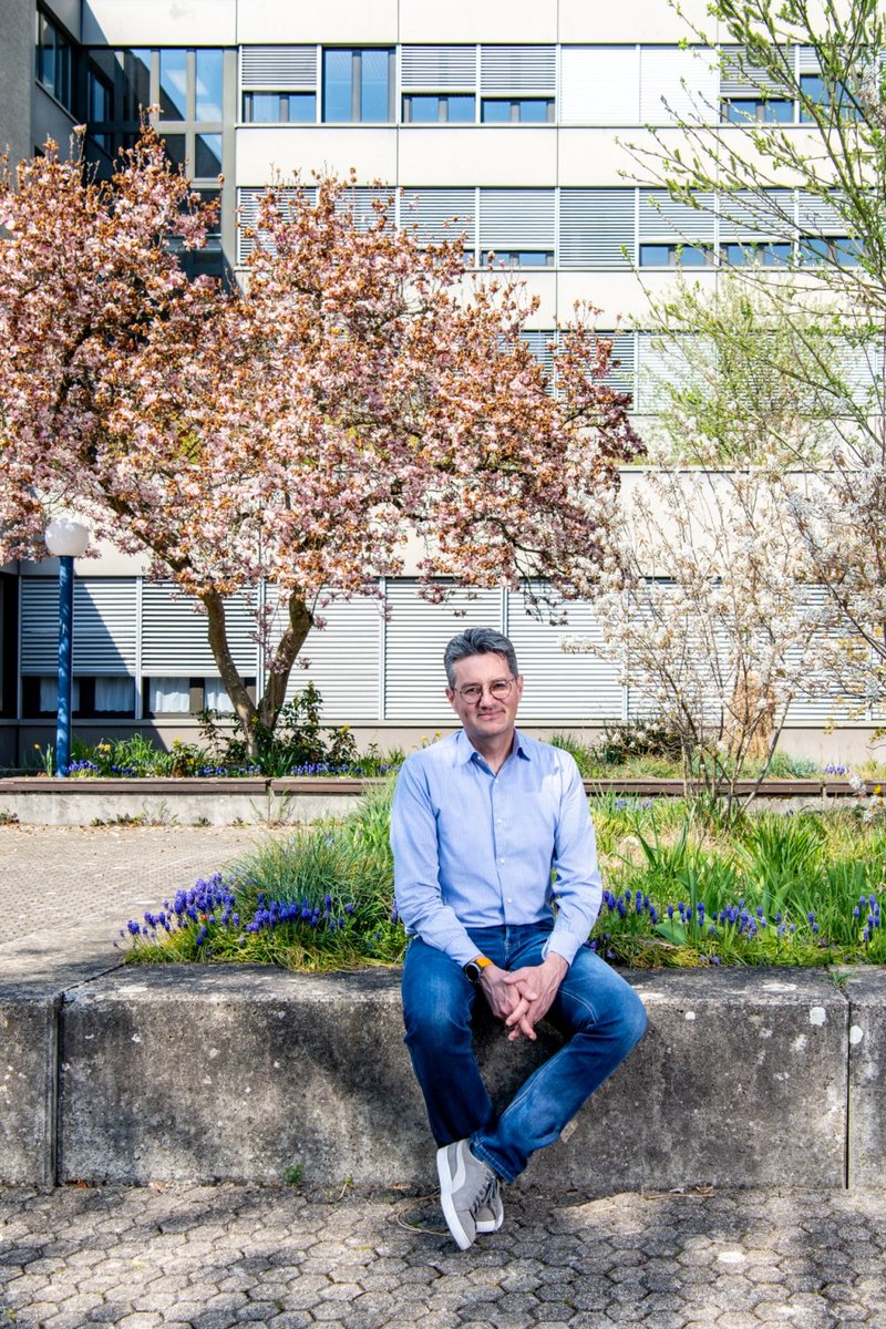 Die #Coronakrise stellt die Schulen vor enorme Herausforderungen. Das #Schulblatt porträtiert ab heute Menschen aus dem Schulfeld, die in dieser Zeit Aussergewöhnliches leisten. Den Auftakt macht Rektor Roland Lüthi, der die Gymiprüfungen koordiniert. bi.zh.ch/internet/bildu…