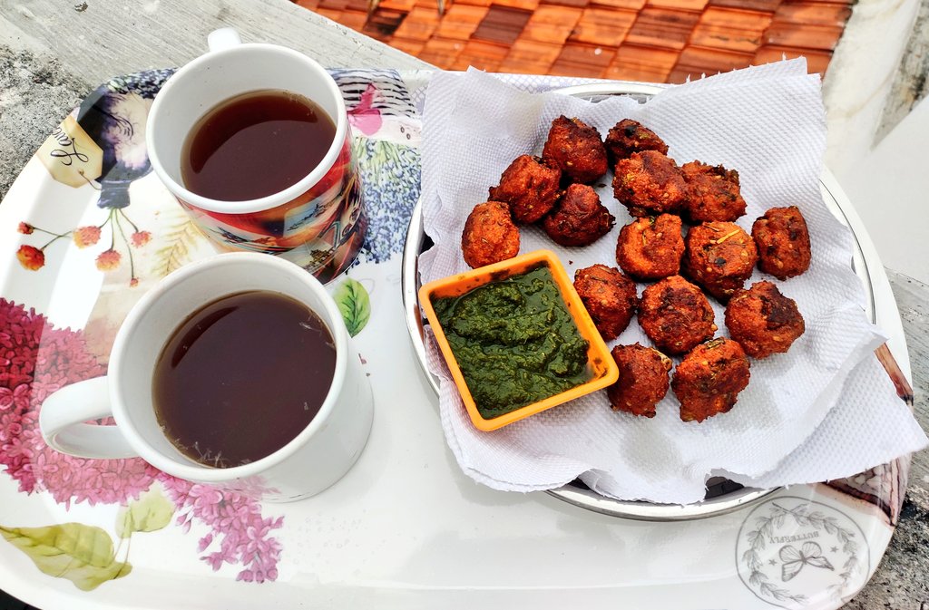 Kaam ka kya hai... Marte dum tak karna hi padega Lekin baarish ho rahi ho mast aur ekdum suhana tep mausam to kaise thoda chai pakora na ho?! Moong ke pakode with dhaniya chutney!! 