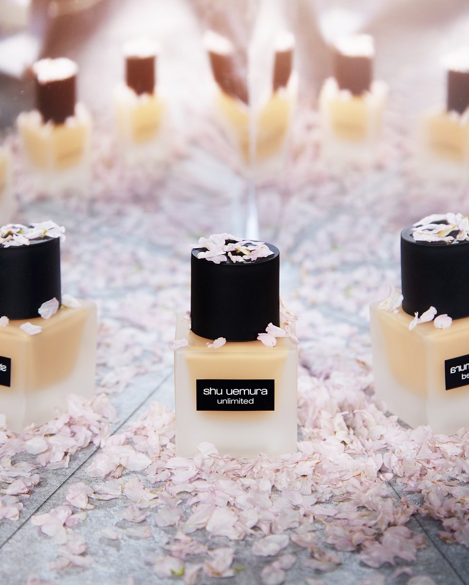 shuuemurajp's tweet image. マスク生活の味方、色映りしにくいファンデーションを試して。

アンリミテッド ラスティング フルイドは薄く、軽いつけ心地でロングラスティング。
スティック タイプは持ち運びにも便利で、崩れが気になる今の季節にも◎
bit.ly/2Pr0AHJ
#シュウウエムラ　#おうち美容　#おうち時間