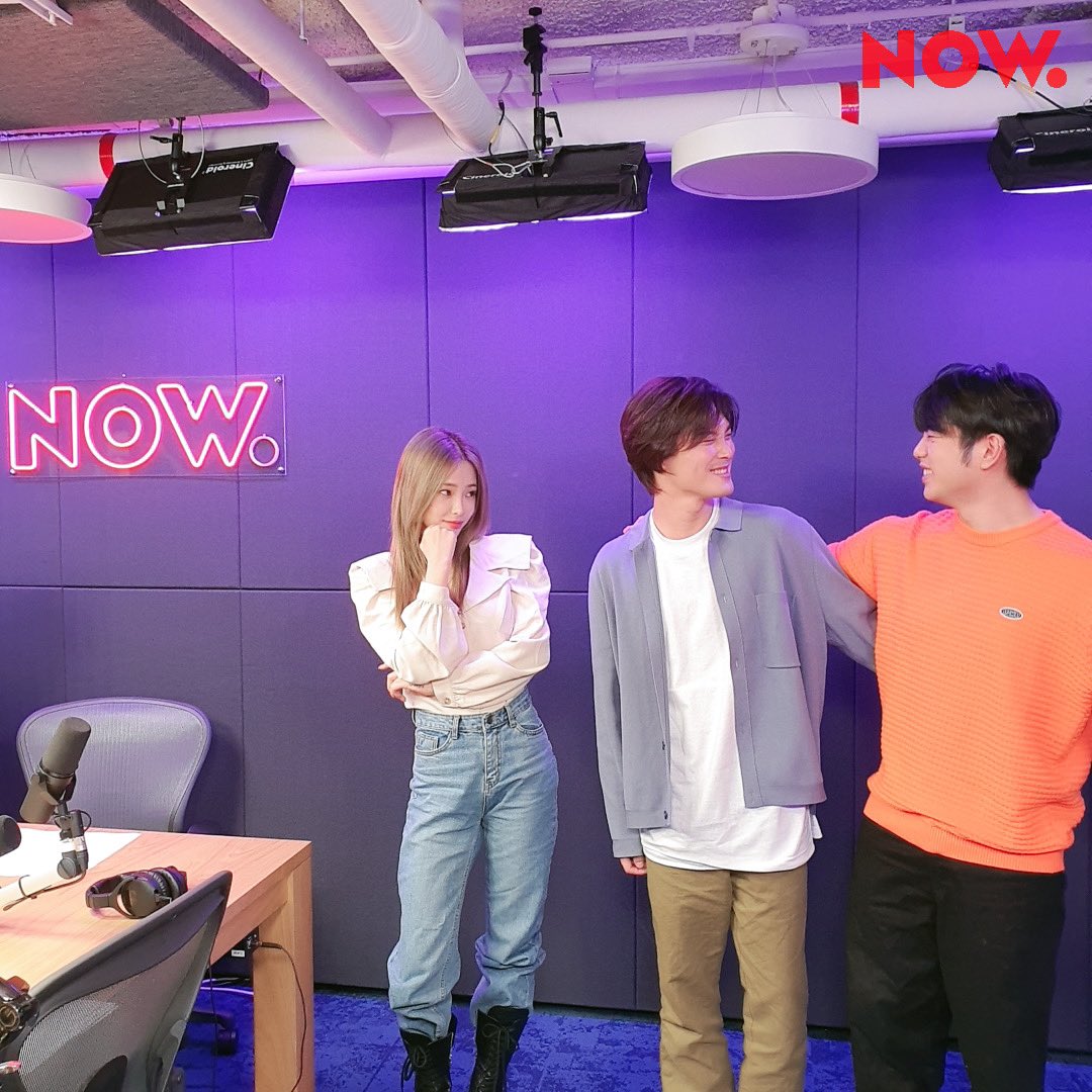 npop_zip's tweet photo. #Like_a_Fool 발표하고 #헤이즈일기 에 놀러온 #니브 #샘김 사랑해!!🥰 (둘이서🙃) 이건 뭐.. 천재들의 만남이랄까🎼 니브 &amp; 샘김 #음악창고 에~ 울 호떡이 #헤이즈 데리고 가는 거 잊지말긔요 #NOW온에어 https://t.co/7OEIFrYlt9