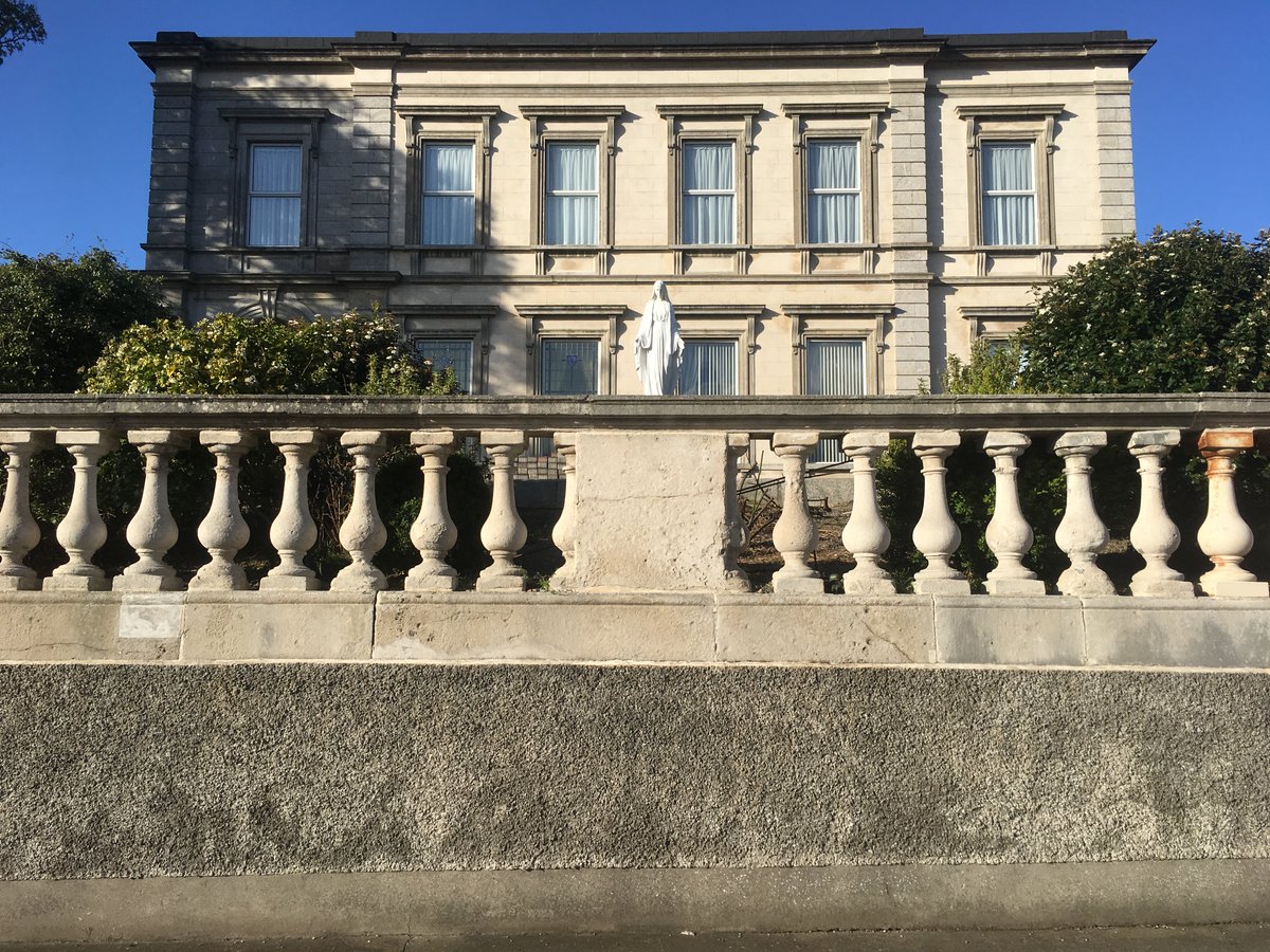 Many Dubliners know the original keystones of Carlisle (O& #39;Connell) Bridge were re-erected on Sir John Rogerson& #39;s Quay, but INCREDIBLY almost the entire original balustrade survives at Clonturk House, Ormond Road, Drumcondra. Go and marvel (within 2km...) at its 1790s silhouette.