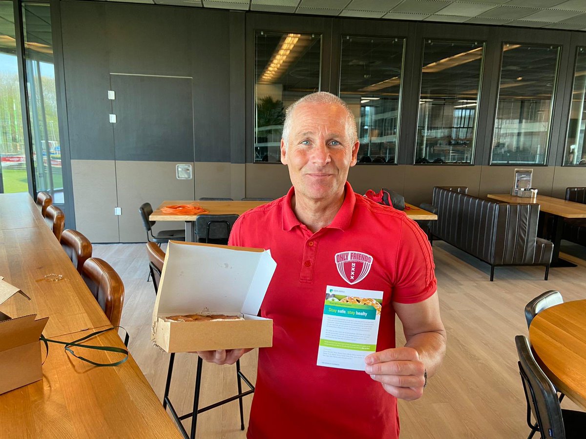 ErnstBoekhorst's tweet photo. Veel dank @Martinair_Party voor een ‘verrukkelijke’ attentie voor onze #abnamro relaties in deze voor een ieder roerige tijden https://t.co/dPwY66n97W