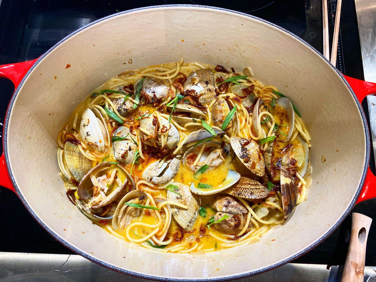 Spaghettis caldosos ❌⭕️...
Almejas, coco, piparras y café !!!
Un viaje sin fin... Singapore, Galicia, Nápoles...
Queréis vídeo receta???
❌⭕️at home