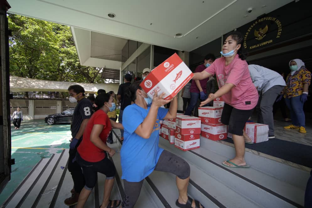 Hari ini pun lanjut terusssss…
Digeberrr… ngegasss… dibleyerrr…

Pikiran dan tekad kami hanya satu!
Gimana caranya kiriman sembako lekas sampai kepada saudara-saudaraku WNI.
Di tengah situasi Perintah Kawalan Pergerakan.