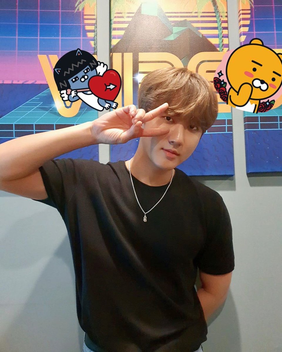 R3ALSTRAYKIDS's tweet photo. [09.04.20]

막내 브이 목소리 출연 기념🥳
#straykids #stay #미국에서찬이형이찍어준사진 #🐖🐇

⌕ https://t.co/sg9CM3mhRJ

@Stray_Kids #StrayKids #스트레이키즈 https://t.co/3pPxXYGVpU