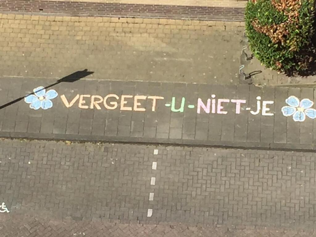Hof van Sliedrecht aan Lijsterweg 31 is verrast met tekstboodschappen met stoepkrijt. Deze waren bedoeld voor de bewoners en de medewerkers. "Hartverwarmend!", reageert Hof van Sliedrecht donderdagmiddag. (Foto's Hof van Sliedrecht)
