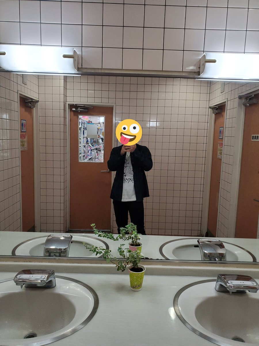hiki_s2's tweet photo. 服装と履くものが合ってない（） https://t.co/jfsSSseyTn