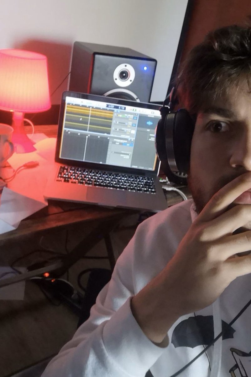 ComvousL3's tweet photo. 🎧 Petite séance d’enregistrement ici ! Théo nous a concocté un générique pour nos playlists, restez connectez ! 🧏🏻♀️ #comvous #generique #playlist #webradio #podcast https://t.co/HsqKiNgxDK