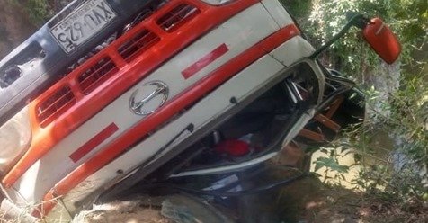 DC_Bucaramanga's tweet photo. Accidente de tránsito en la vía a #Doima, dejó una persona muerta y otra más herida
Las dos personas se movilizaban en el vehículo de carga de placas XVU-625, matriculado en #Floridablanca, Santander. https://t.co/iGcfcgklTj
