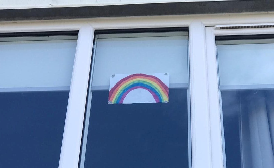 StisiGroup's tweet photo. #BeardedBroker Ross and his children have spotted amazing #RainbowsOfHope on their daily #Dunbar walks!😍
Let's see YOUR fave #RainbowWindows - we all need a wee reminder of hope and positivity in these uncertain times. 🌈
(Ross' son drew him a chalk pic too...😂)
#NHSHeros https://t.co/4KFSDZ9W7U