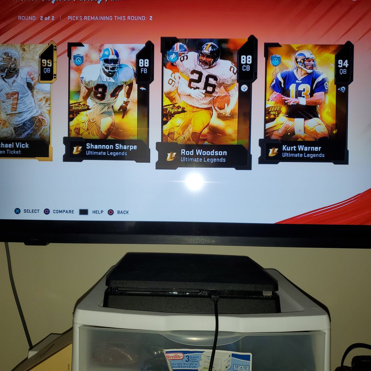 Tonedofficial's tweet photo. @Zirksee 99 mike Vick and 94 kurt Warner same pull ultimate legends go baby zirk luck I was watching your video ahaha https://t.co/JvdBLRy6YB