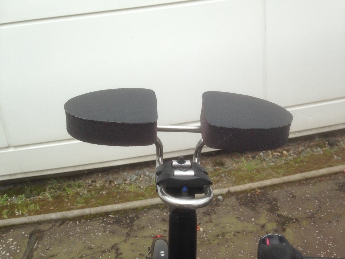 Williams_T_C's tweet photo. to all the #millenials / #bikegeeks out there :

what exactly is this new development in cycling technology that has clearly passed me by ?!?

@grainneneary6 https://t.co/v0AhwNR7R0