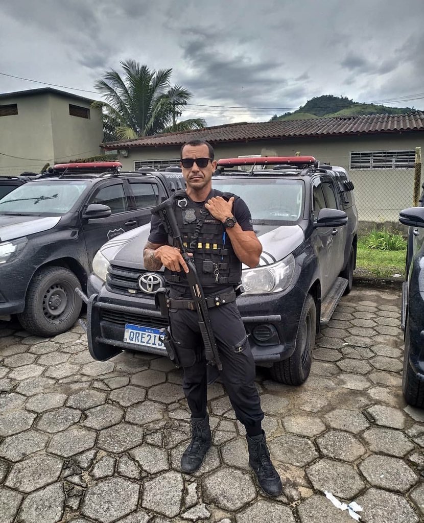 matheusm581's tweet photo. Quem ai tem fetiche em um homen fardado? https://t.co/w3qHpvXAkC
