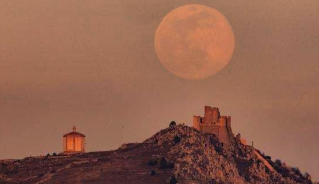 La Super Luna Rosa su Rocca Calascio. #Abruzzo Fotografia di Lorenzo Di Cola <a href="/Italia/">Italia.it</a> <a href="/YourAbruzzo/">Visit Abruzzo</a> <a href="/Italia_jpn/">Italia.it JP (イタリア JP)</a> <a href="/RaiCultura/">raicultura</a> <a href="/Fondoambiente/">FAI</a> <a href="/Italia_fra/">Italia.it FR</a> <a href="/BorghiPiuBelli/">Borghi+belli Italia</a> <a href="/TURISMOit/">TURISMO.IT</a> <a href="/ENIT_italia/">ENIT S.p.A. 🇮🇹</a> <a href="/paesaggiabruzzo/">Paesaggi d'Abruzzo</a> #9aprile #lunarosa #coronavirus #COVID19 <a href="/italiaapiedi/">Italia a piedi</a> <a href="/DiscoverAbruzzi/">Discover Abruzzo</a>