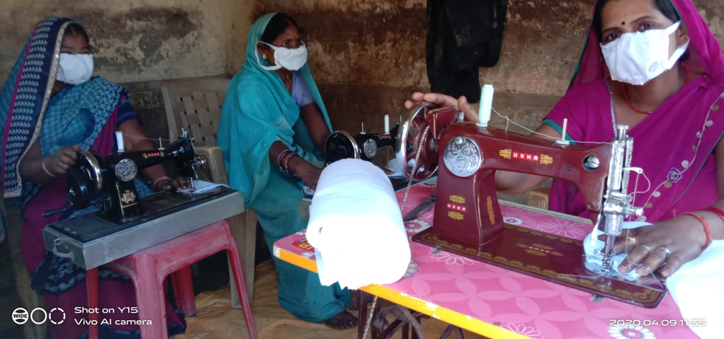 Prerna_UPSRLM's tweet photo. Our Self Help Group members of  across Uttar Pradesh are working hard to bridge the gap of demand and availability of Protective Face Mask for common citizens @Prerna_UPSRLM @ChiefSecyUP @anandswarupbjp @nstomar @MoRD_GOI @MotisinghU @sujeetk25 @smritiirani @NITIAayog @PMOIndia https://t.co/YSgIGxlN0t