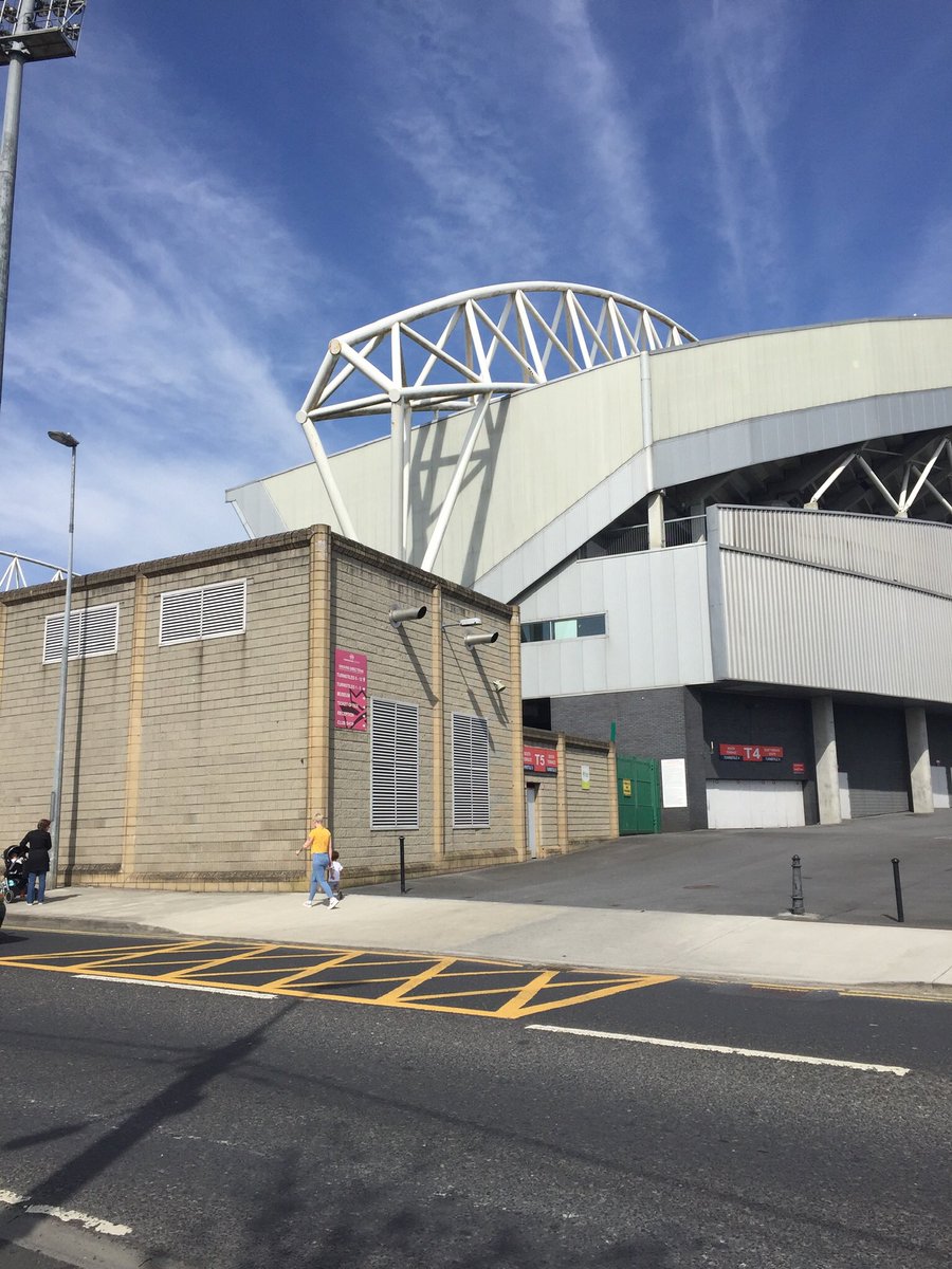 MarieBoylan's tweet photo. Daily walk - @thomondstadium looking well in the Limerick sun! Canโt wait for next season! Some great times there and there will be some great times ahead @Munsterrugby @MRSC16 #RedArmy #RedArmyPlay #SUAF ๐ด๐ด๐ฆ๐ https://t.co/Bp89ZoSyTk