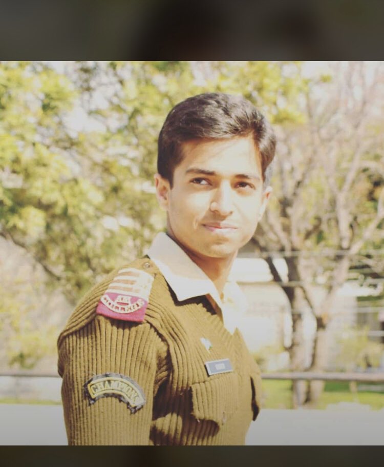 hammadiiiiii's tweet photo. And they say "time is the best healer" i dont know if the healing hand on my clock had stopped or what but i cannot just stop remembering him . Its v hard to forget him. I still can see him at times, just cant forget and let it go 🤦🏻‍♂️.. for this they say right shaheed never dies https://t.co/KD01sHqocG
