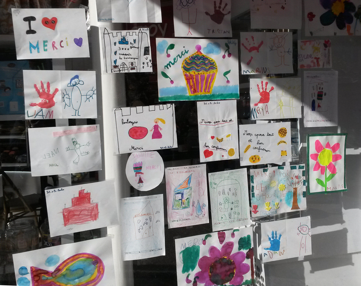 VilleCourbevoie's tweet photo. Un grand merci 🙏dessiné par les enfants des personnels soignants 🩺​ accueillis dans deux écoles de #Courbevoie par des directeurs et enseignants volontaires : la boulangerie "Sévrine et Fabrice" leur a offert, tout au long de la semaine, des viennoiseries 🥐et des chouquettes. https://t.co/rRMbXsGvV4