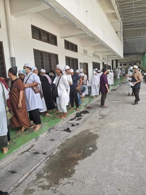 Kluster baru yang menjengkelkan..Dulu setiap hari satu bas turun daripada tabligh dan madrasah. Diorang ni semua sangat mudah memberikan kerjasama. Seronok terasa merawat diorang ni walaupun berpeluh-peluh dek PPE.***Mari sambung baca kisah yg dikongsi oleh Dr Mohd Afiq ini.