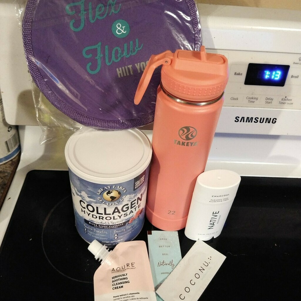 LAWRTW's tweet photo. In yesterday's mail (it always amazes me how the mailman can stuff big packages in our 📪) was the @fitapproach package from the #goalcall challenge. I received the following in my box:

@coconu lubricant
@takeyausa water bottle
@greatlakesgelatin mix… https://t.co/HBHtr87J82 https://t.co/VGVLWLgltA