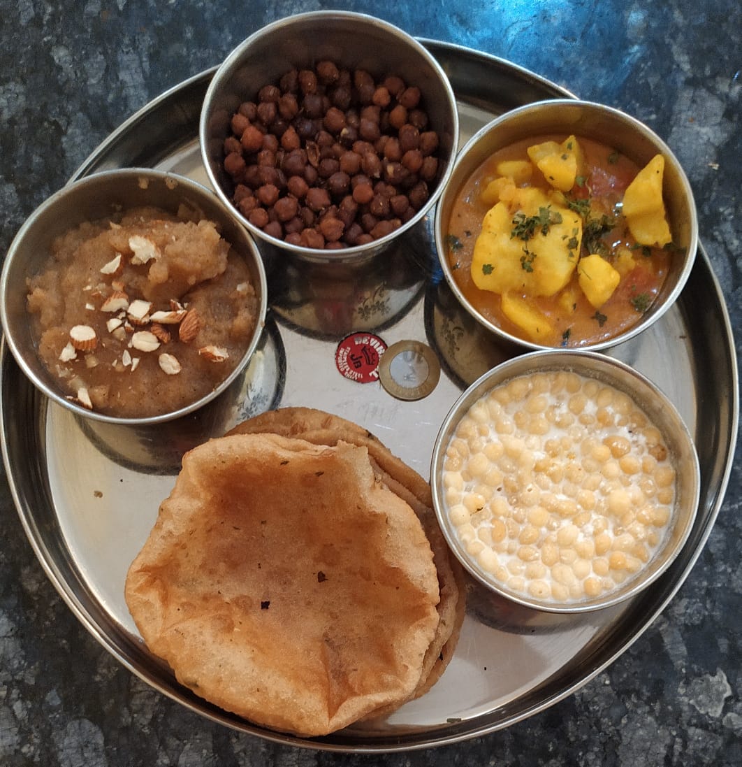  #Navratri_ki_Thali #Bhog_ka_Halwa #Kaale_Chane #Puri_Sabzi #RaitaAll delicacies in this thread are 100% homemadeWanna taste ?  @ashu__tweets  @NAN_DINI_  @GabbbarSingh