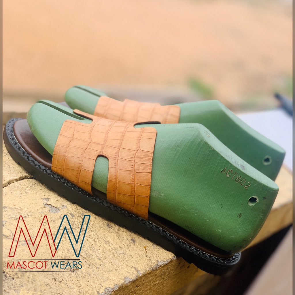 mascotwears's tweet photo. In Simplicity Lies Greatness #slide #mascotwears #walkinus #handmade https://t.co/8zjrlG08I2
