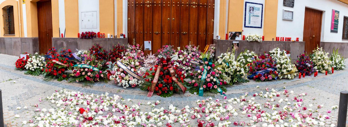 EspDeTriana's tweet photo. Continúan llegando a la puerta de la Capilla de los Marineros numerosas ofrendas para el Santísimo Cristo de las Tres Caídas y Nuestra Señora de la Esperanza en esta jornada de #JuevesSanto.

"¡Mientras viva su #Esperanza, Triana siempre estará viva!" https://t.co/OQ0d5zx9eA