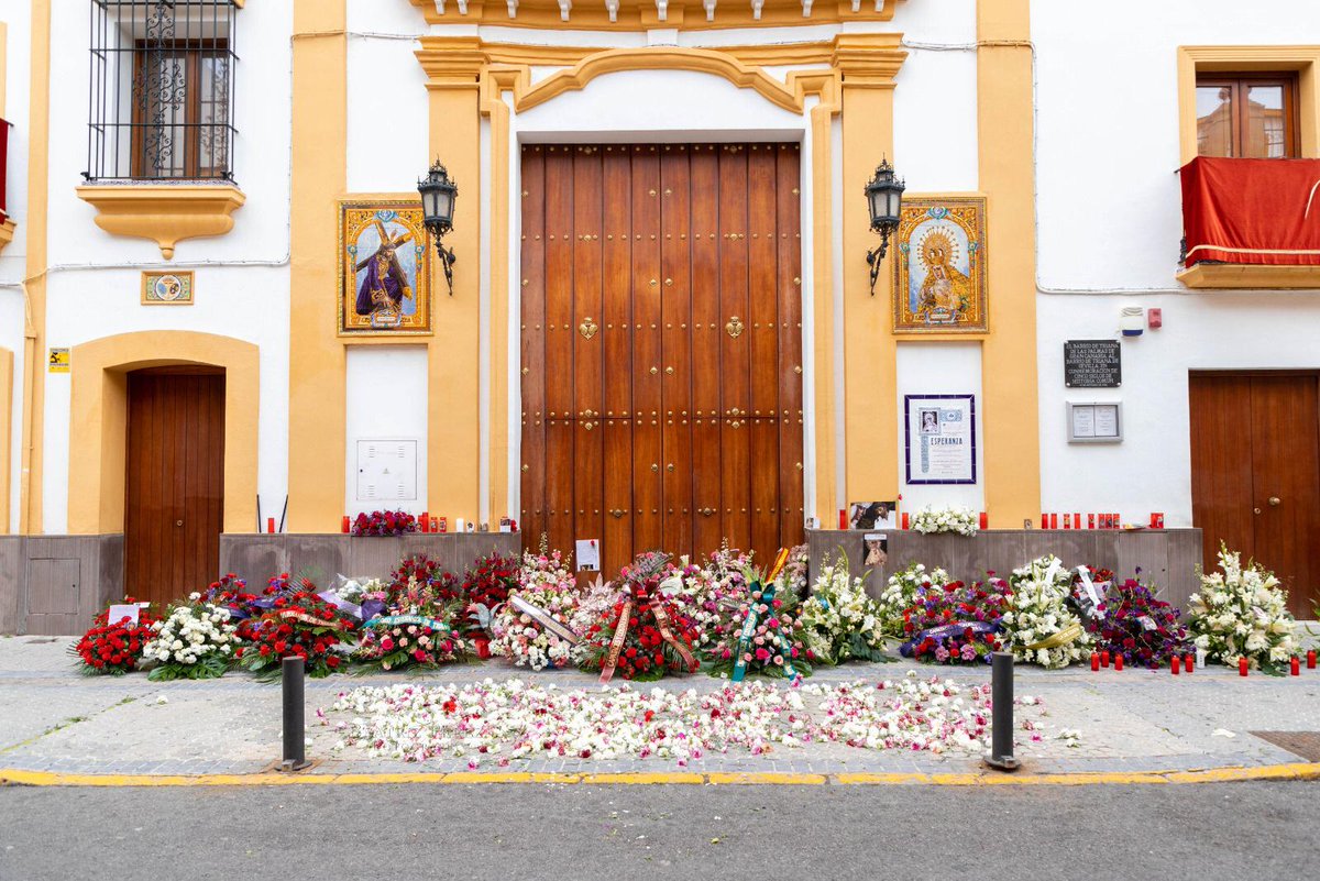 EspDeTriana's tweet photo. Continúan llegando a la puerta de la Capilla de los Marineros numerosas ofrendas para el Santísimo Cristo de las Tres Caídas y Nuestra Señora de la Esperanza en esta jornada de #JuevesSanto.

"¡Mientras viva su #Esperanza, Triana siempre estará viva!" https://t.co/OQ0d5zx9eA